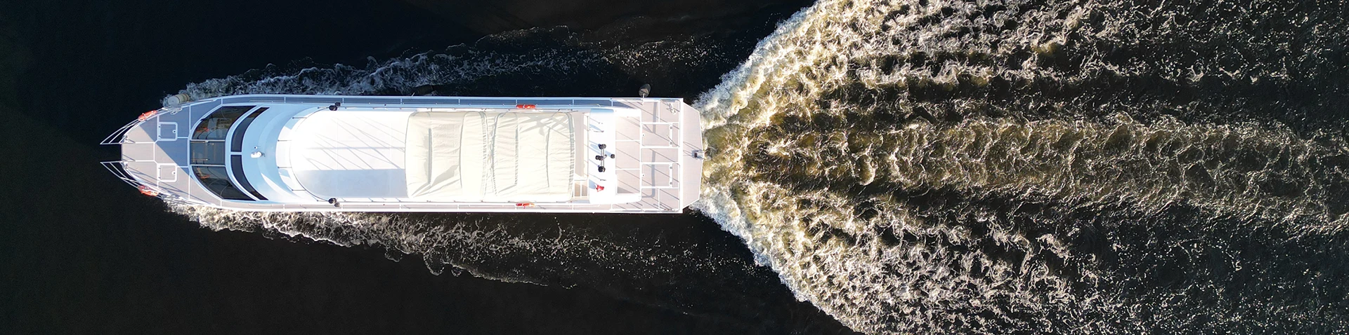 Monohull putnički brod